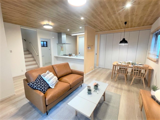 🏡　泉南市男里　モデルハウス家具入りました！